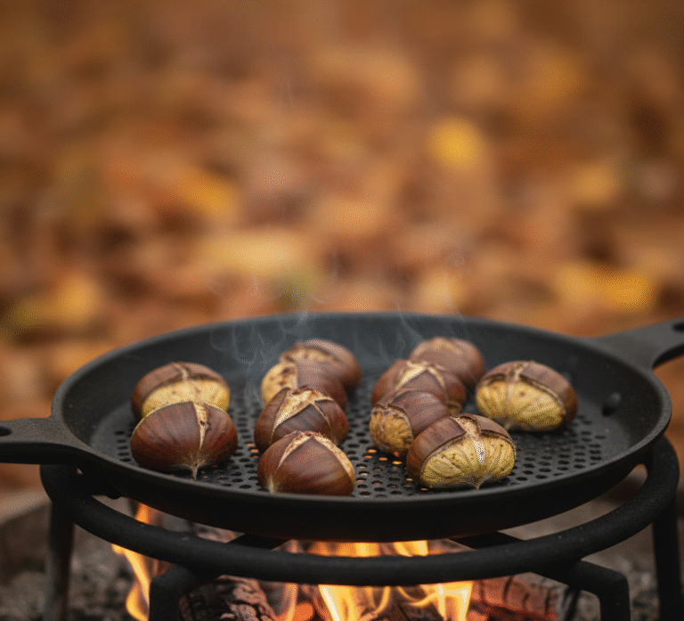 Sartén especial para asar castañas sobre fuego, con castañas tostadas, cocina rústica y ambiente otoñal.