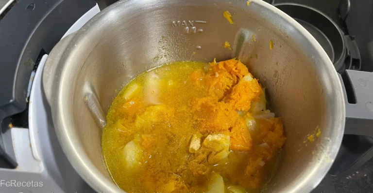 la jarra del robot con la crema y añadidas las especies a las verduras.