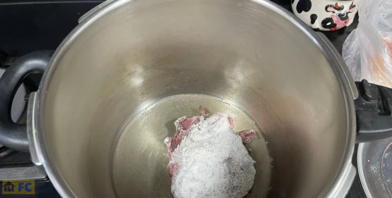 en una olla d'alumini una galta enfarinada en oli