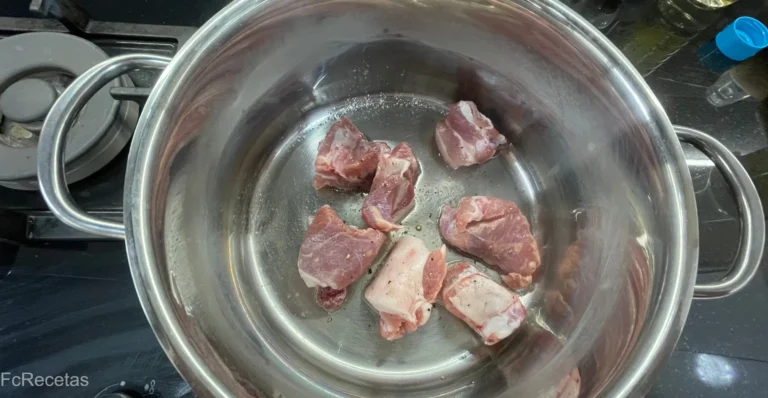 en una cazuela sellando las chuletas de cerdo troceadas