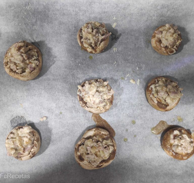 champiñones con el relleno antes de gratinar paso de la elaboración de la receta