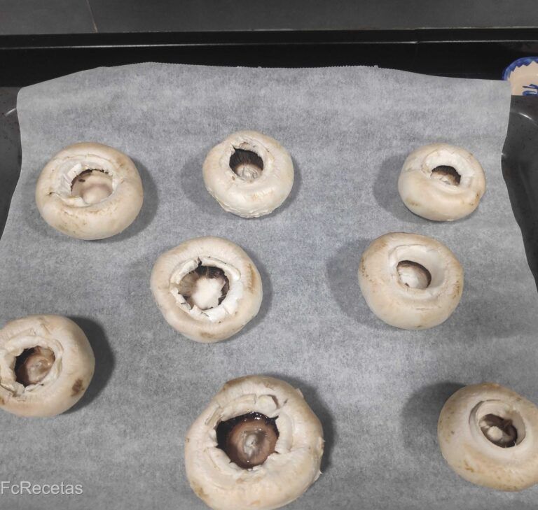 en la bandeja de horno champiñones vacios sin el rabito