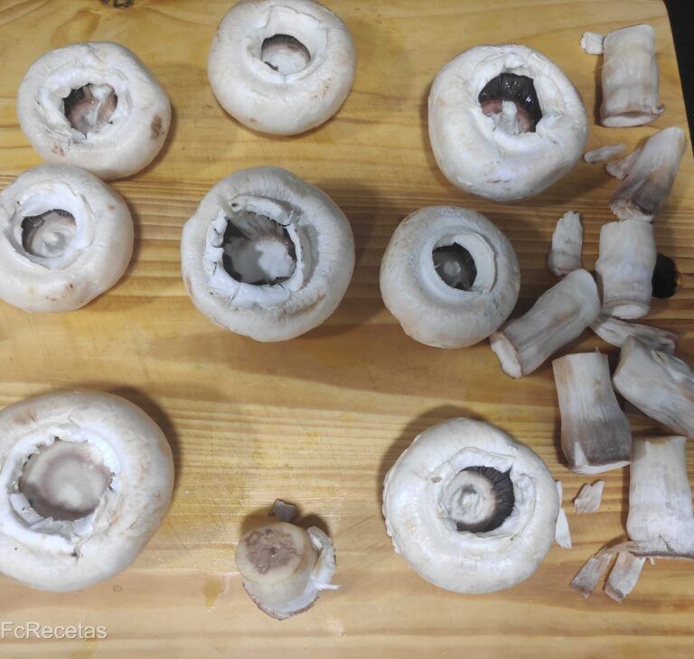 paso de la preparación de los champiñones, quitando el rabito para proceder a la receta de champiñones rellenos