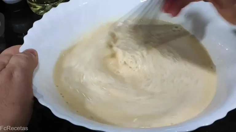 en un recipient blanc la barreja per elaborar el flam de cafè