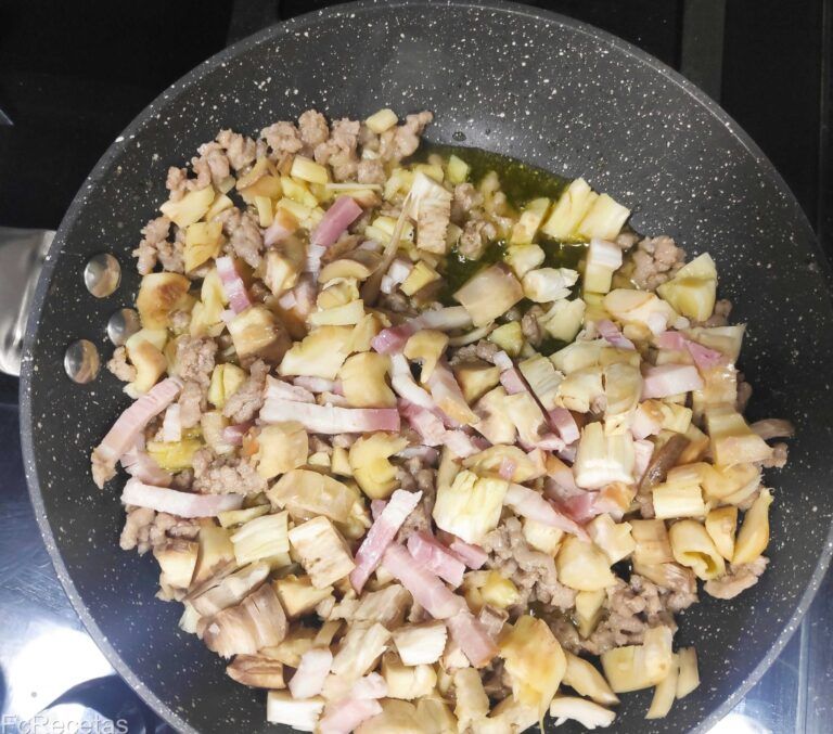 Preparando el relleno de los champiñones en la sartén