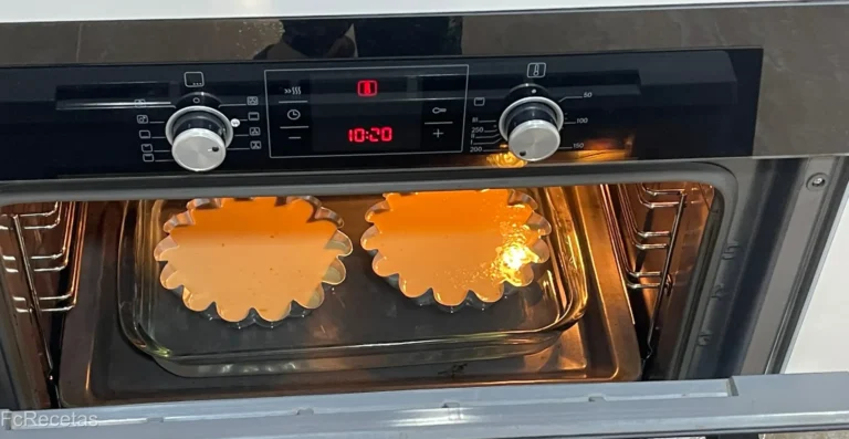 flan de café en una bandeja de horno al baño maría