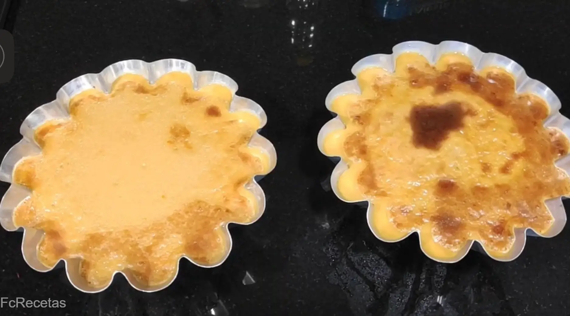 dos flaneras con flan de café cocido cremoso