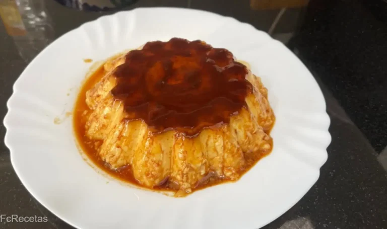 flam de cafè en un plat blanc sobre fons negre