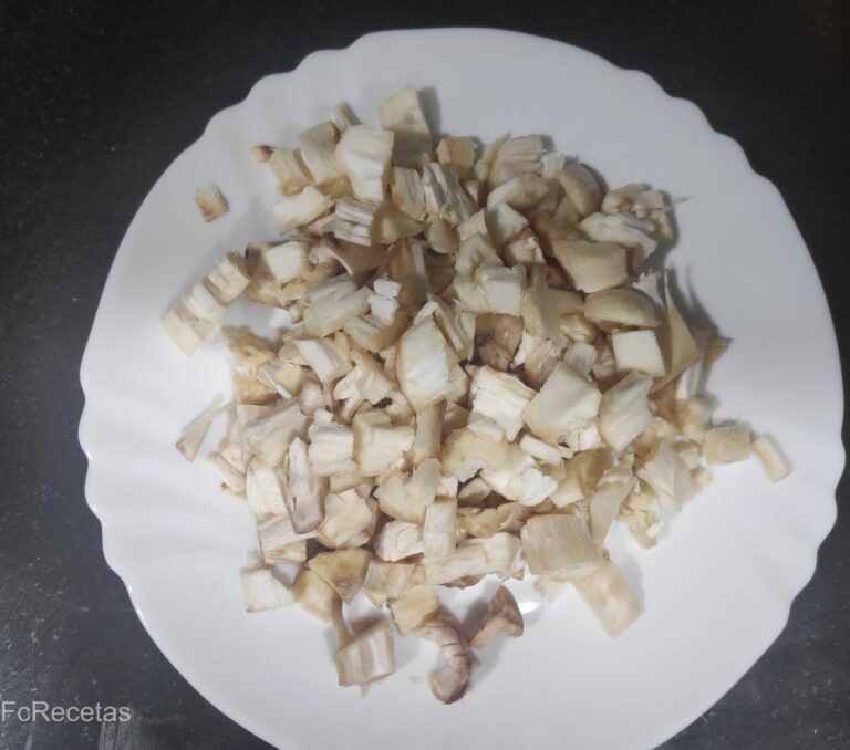 rabitos de champiñones troceados para preparar el relleno