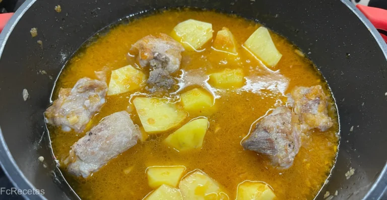 caldo añadido para preparar los grbanzos con costilla y acelgas