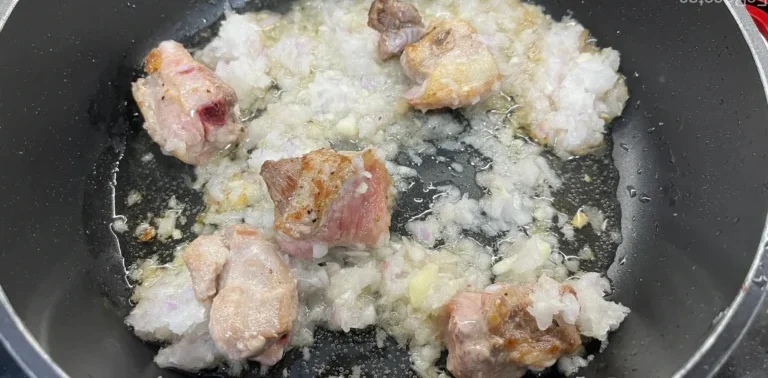 a la cazuela añadido con las costillas la cebolla y ajo picados