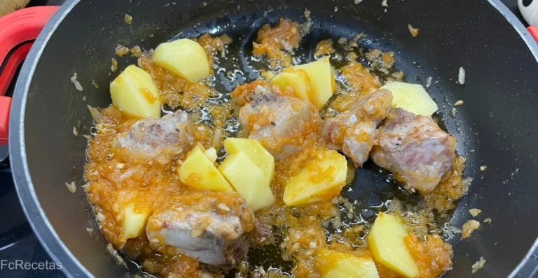 tomate y patata añadido a la cazuela para preparar garbanzos con acelgas y costillas