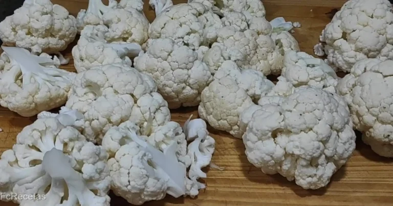coliflor tallada en ramets sobre una taula de fusta