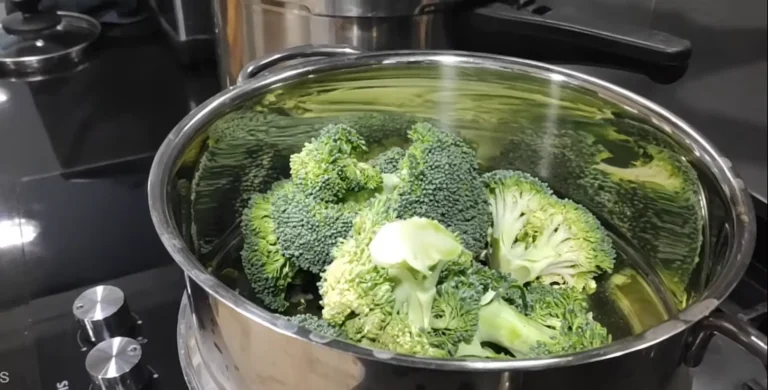 brocoli en una vaporera