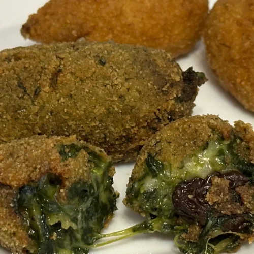 en un plat quatre croquetes dos són d'espinacs cruixents i cremosos