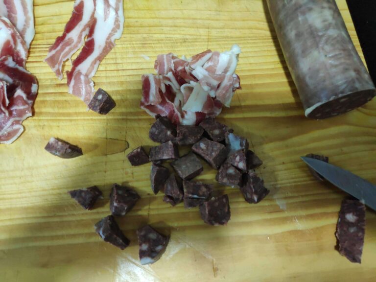 ingredients tallates en la fusta cansalada i botifarra