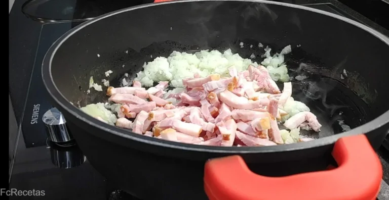 en la cazuela cebolla picada y bacon a tiritas añadido