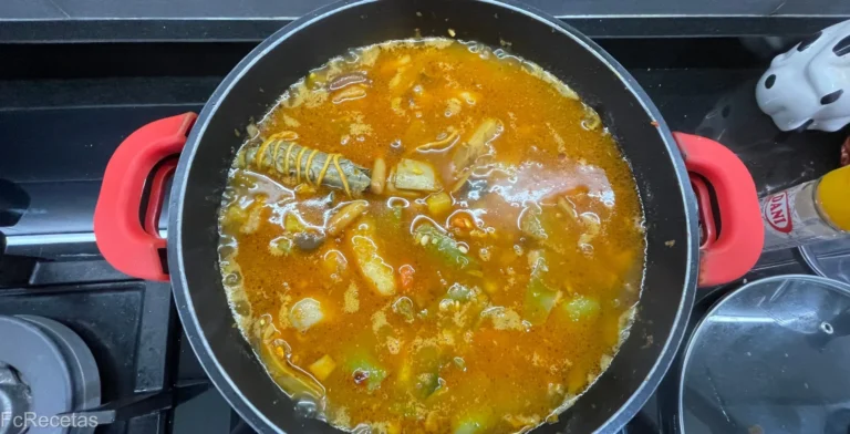 brou calent afegit al guisat d'arròs vegetarià