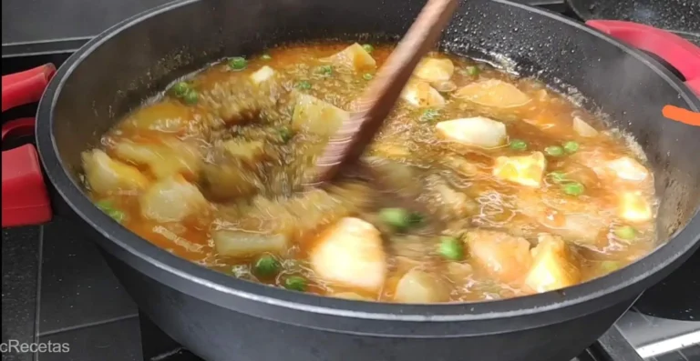 añadiendo la picada a la cazuela con los judiones