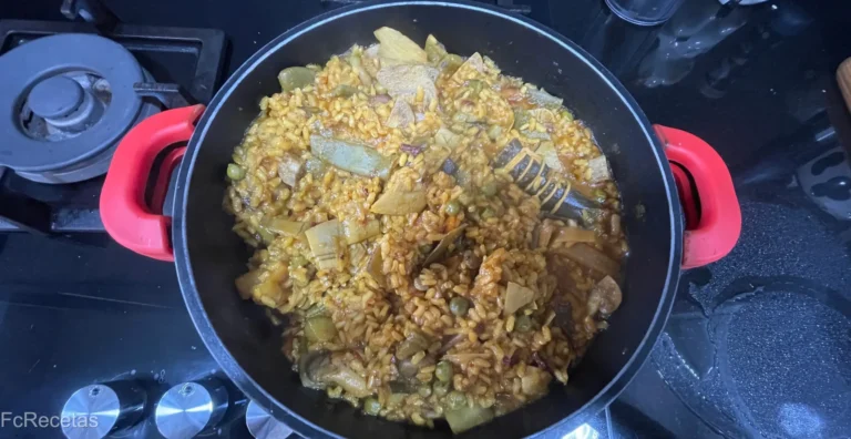 cassola amb arròs vegetarià amb bolets i verdures cuinat
