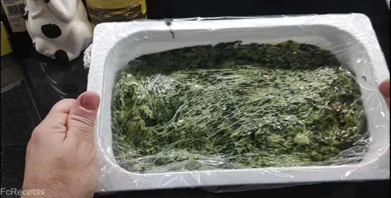 la massa de les croquetes d'espinacs en una bndeja amb film