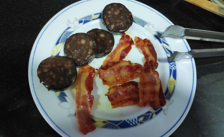 butifarra i cansalada en un plat