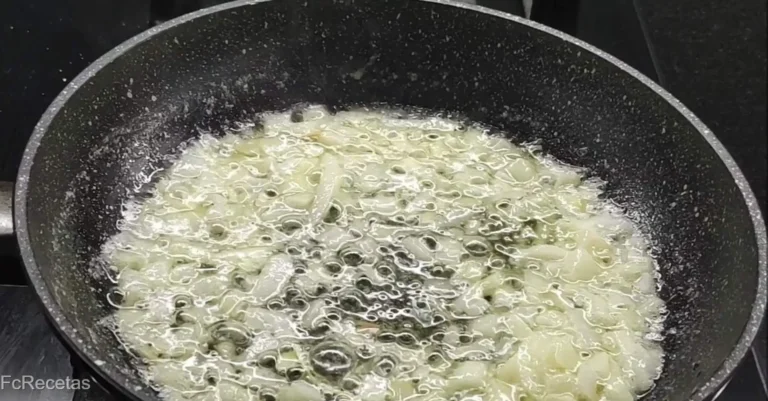 ceba escalfant en una paella amb mantega