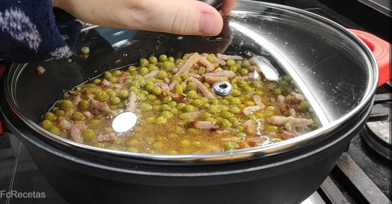 cazuela tapada a fuego lento, cocinando los guisantes estofados con bacon