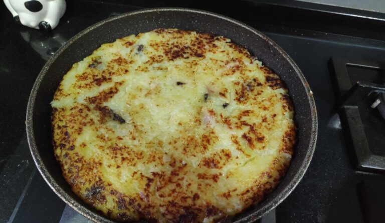 en una paella cuinant el trinxat