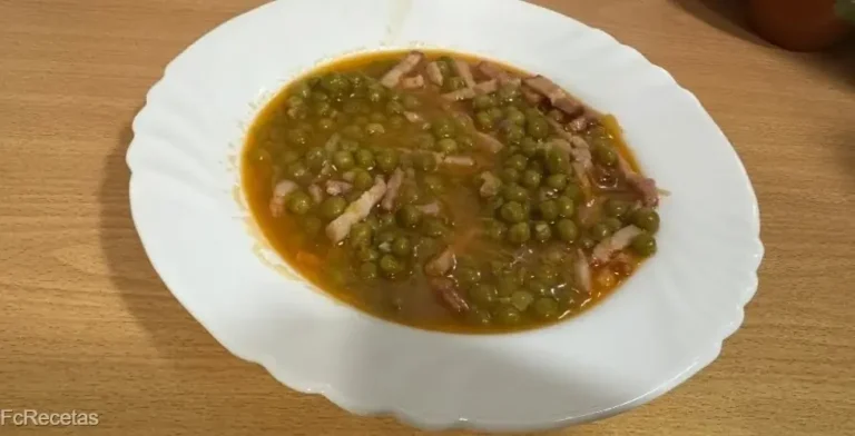 en un plato guisantes estofados con bacon
