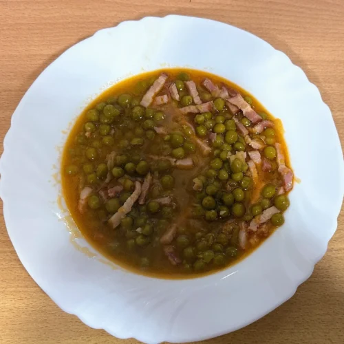 guisantes estofados con bacon en un plato