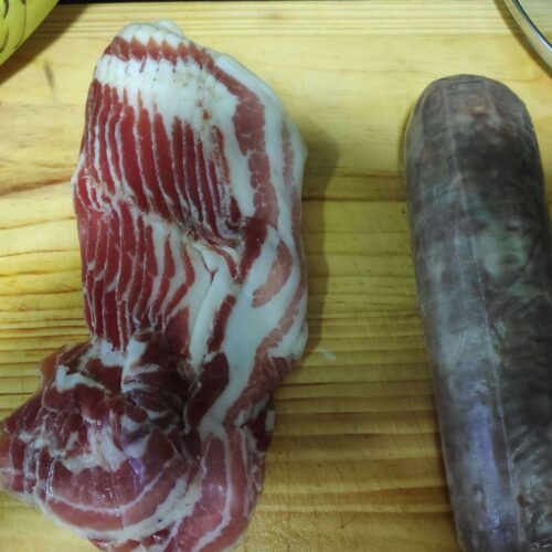 ingredients del trinxat en una fusta de cuina