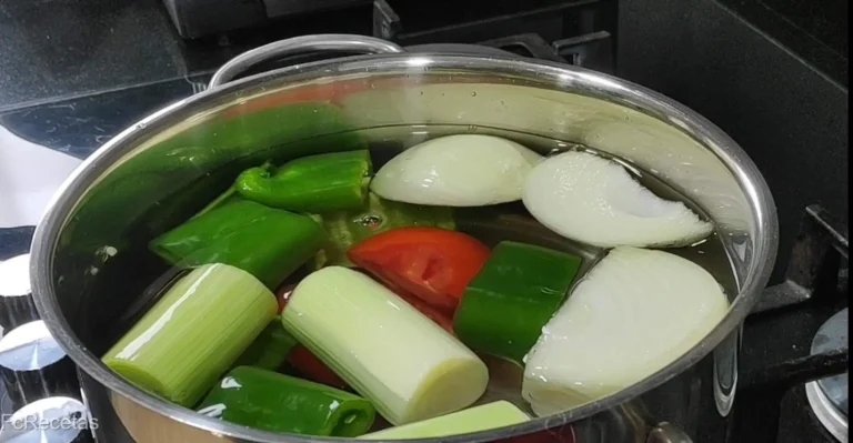 en una cazuela con agua cociéndose las verduras