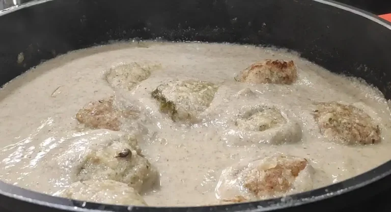 en la cazuela las albóndigas junto con la salsa de champiñones a fuego lento