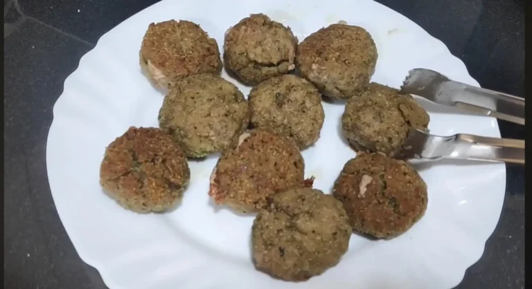 albóndigas reservadas en un plato, ya fritas