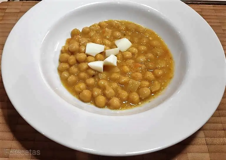 Garbanzos con huevo duro