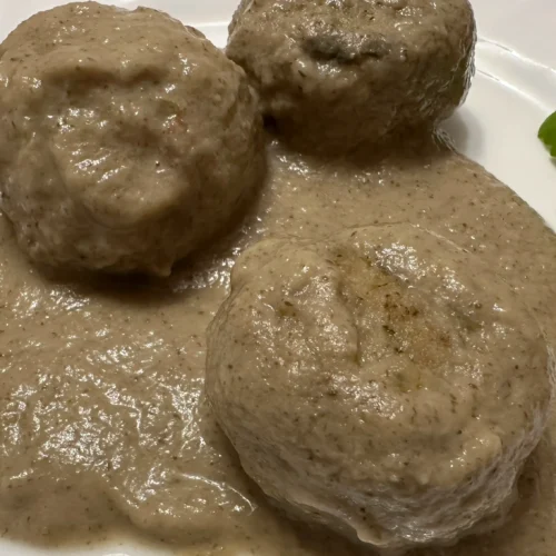 un plato blanco con tres akbñibduga eb saksa de champiñones
