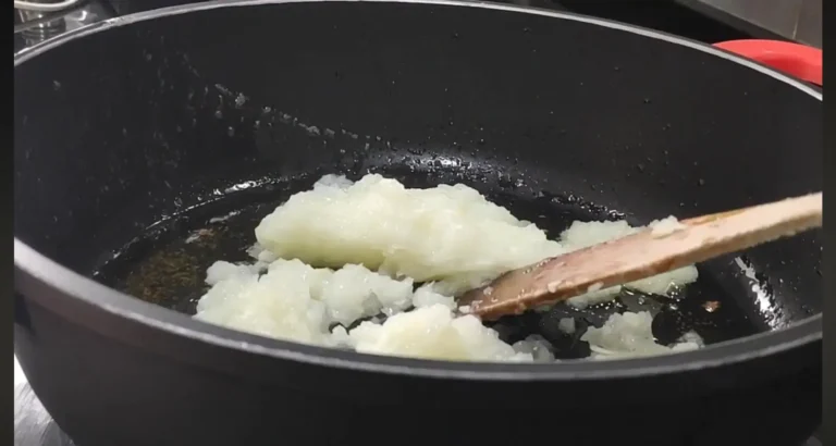 sofrito de cebolla y ajo picado