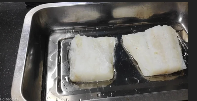 una bandeja de horno con dos lomos de bacalao