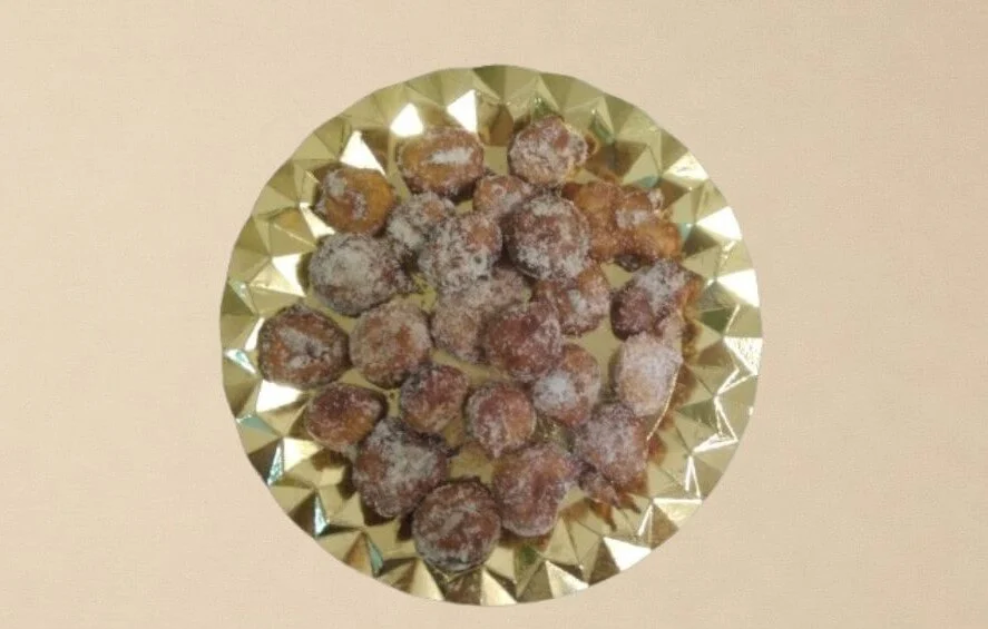 buñuelos en una fuente dorada