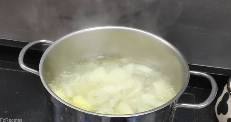 patata y cebolla cociendo en la cazuela