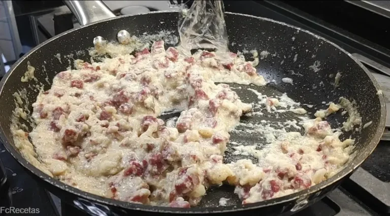 afegida la fulla de gelatina a la massa de les croquetes a la paella