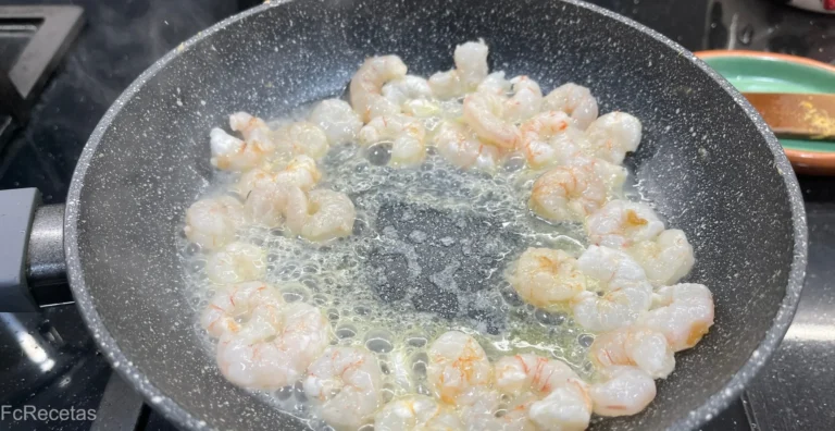 salteando en una sartén con aceite las gambas peladas
