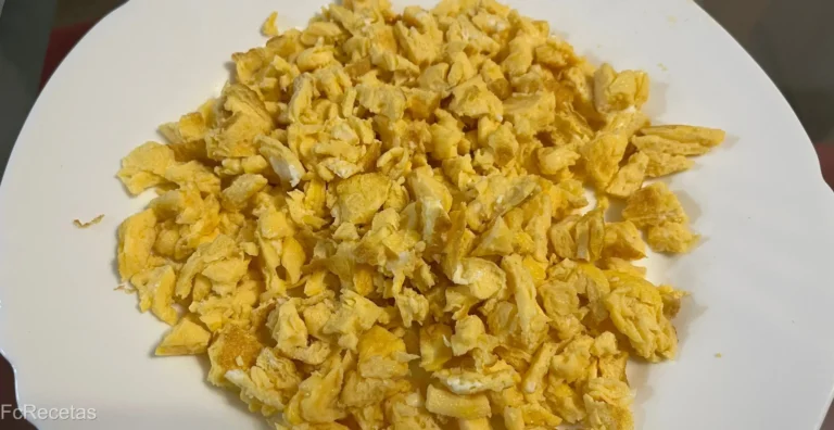 en un plato, tortilla a la francesa cortada en trozos pequeños