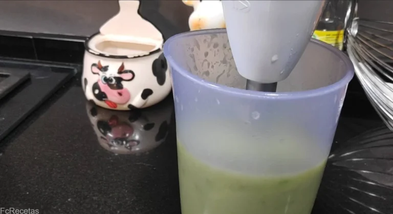 con el minipimer triturando y haciendo la crema de espárragos trigueros