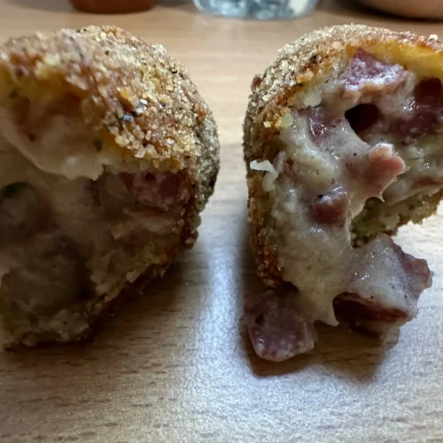 una croqueta de jamón casera partida