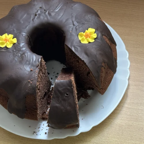 corona de pa de pessic de xocolata tallada en un plat i sobre base de fusta