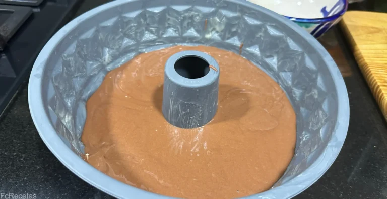 en un motlle de corona greixat la massa del pa de pessic de xocolata llest per coure
