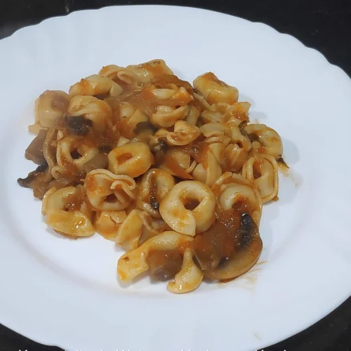 plat amb tortellini amb salsa de tomàquet i xampinyons