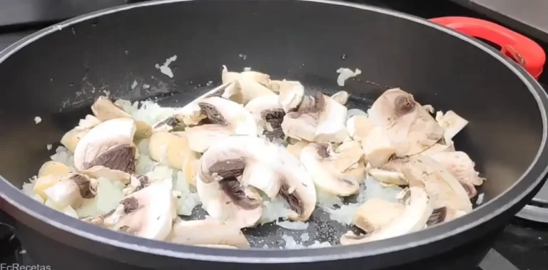 cassola amb ceba picada i xampinyons sofregint
